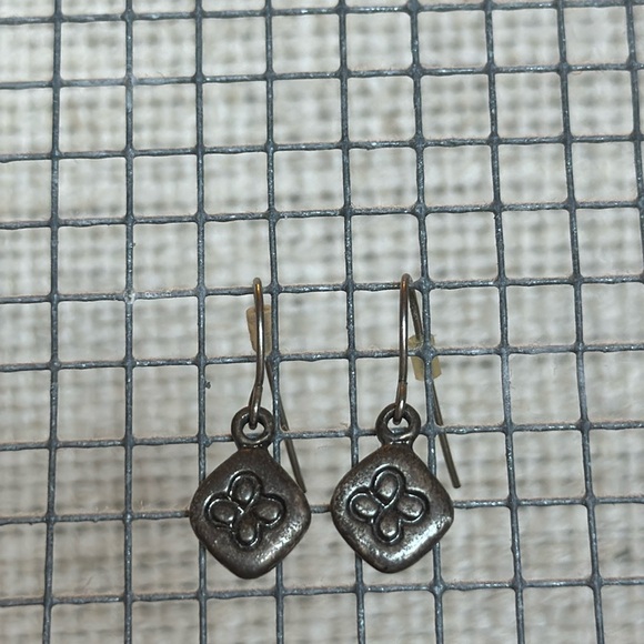 Cute set of earrings. Lots of stuff listed so make a bundle and save ! - Picture 2 of 2